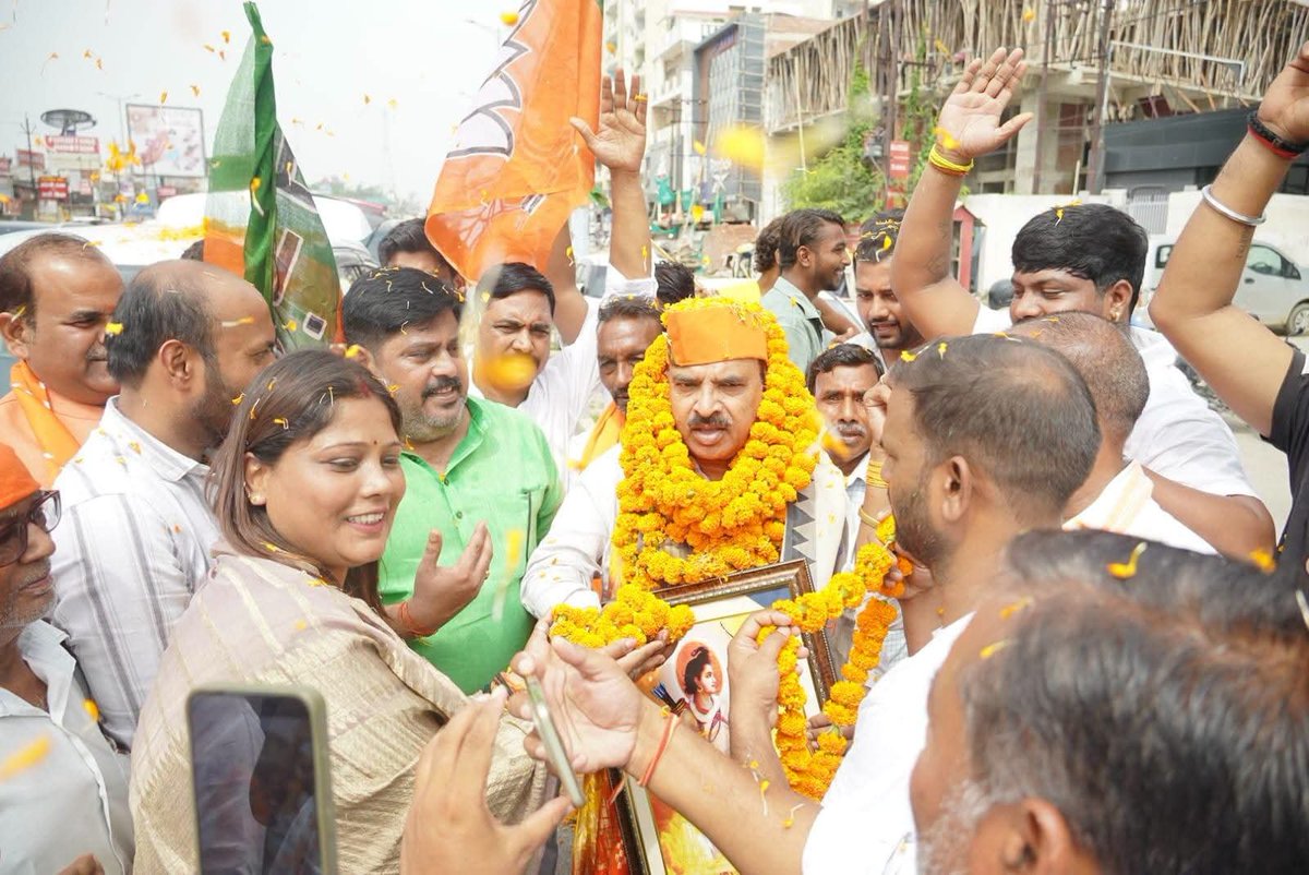 prakashpal_bjp's tweet photo. लखनऊ: जनपद अयोध्या प्रवास के दौरान जिला लखनऊ "चिनहट/बाराबंकी भाजपा कार्यालय के सामने" में पार्टी के देवतुल्य कार्यकर्ताओं द्वारा पुष्प माला एवं स्मृति चिन्ह देकर सम्मानित किया, उक्त सम्मान हेतु सभी पार्टी कार्यकर्ताओं का हृदय से धन्यवाद ।

इस अवसर पर श्री दिनेश यादव जी, श्री मुकेश गुप्ता जी, श्री संदीप वर्मा जी सहित पार्टी पदाधिकारियों का हृदय से धन्यवाद।

@narendramodi @AmitShah @AmitShahOffice @BJP4India @BJP4UP @bjp4kanpurzone @NitinNabin @blsanthosh @myogiAdityanath