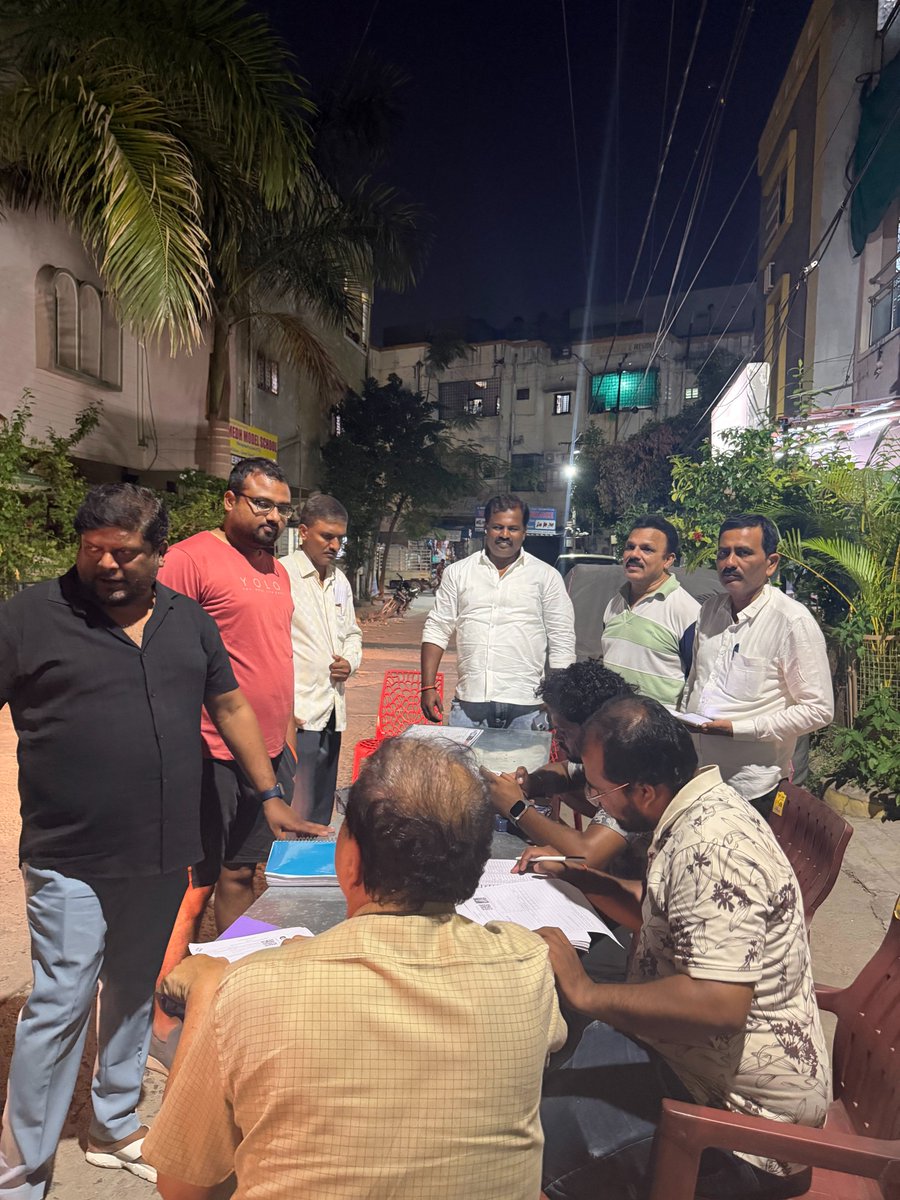 Pravenbhavani's tweet photo. చీకటి పడినా సాయిబాబా కాలనీలో వీధి దీపాల కింద ప్రత్యేక SIR హెల్ప్ డెస్క్ ఏర్పాటు చేసి ప్రజా సేవలో నిలిచిన భవాని ప్రవీణ్ కుమార్ గారు.
#SIRHelpDesk #PublicService #GaddiAnnaram #VoteAwareness #BhavaniPraveenKumar https://t.co/mXJTTlzauI