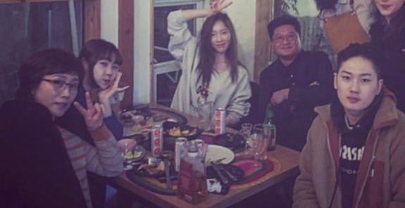 pinkpurple1518's tweet photo. Precious Family 💜🥹

One thing I've always admired about Taeyeon is how close she is to her family.

After reading her Bubble Q&A and seeing her say that they check in with each other every single day, it honestly made even more sense.

You can tell this bond didn't just happen overnight 🥹💜

When Taeyeon was still an SM trainee, her dad would travel with her from Jeonju to Seoul almost every weekend by bus just so she could continue chasing her dream.

That kind of love and sacrifice is something I'll never stop admiring.

Her mom has always been incredibly supportive too. Even now, fans sometimes notice her liking Taeyeon's Instagram posts and videos. It may seem like a small thing, but it says a lot. That's just what moms do they quietly cheer for you every step of the way.

Her older brother has always been proud of her as well. He even appeared in the MV for "I" to support her.

And her younger sister once said they've never really fought because Taeyeon is such a mature older sister. She also said that whenever she talks to ty, she immediately feels understood. You can tell how much she respects and protects her sister, especially knowing how big of an idol Taeyeon is.

No family is perfect, but it's really beautiful to see how they continue to support and look after one another.

When Taeyeon said they check in with each other every day, I could picture how warm and close their family must be.

I honestly feel so happy that she has a family like this. After everything she's been through, I'm really glad she has people she can always come home to 🥹💜