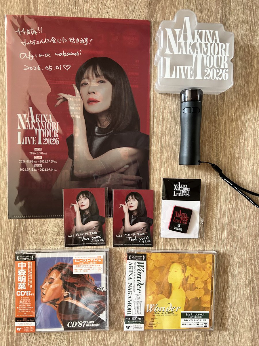 中森明菜 LIVE TOUR 2026 ペンライト ピンバッジセット 昨日の明菜ちゃんのコンサート会場で買ったもの こ〜んな感じ😊 ペン