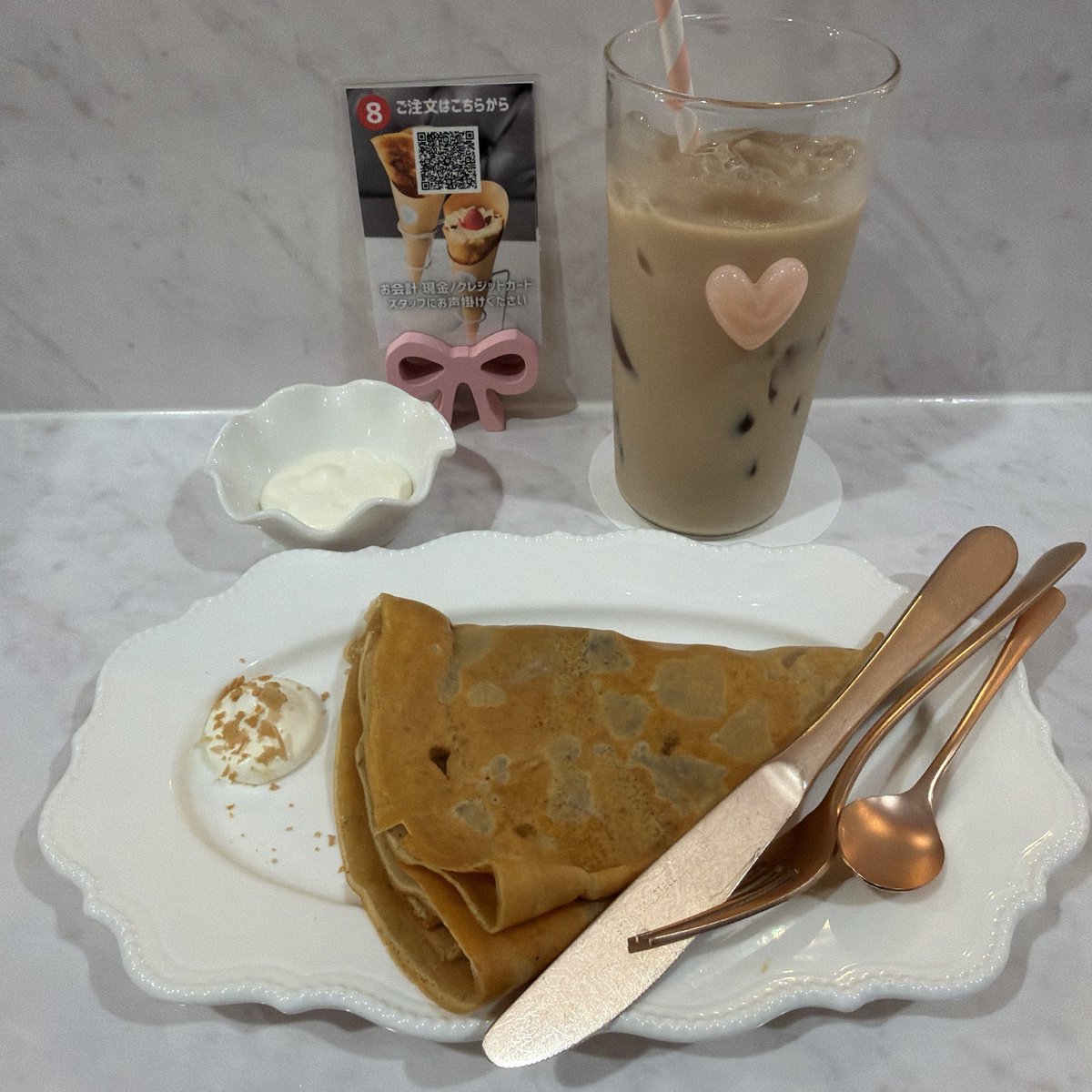 mayu_noodle's tweet photo. 🈁クレープカンパニー《CrepeCompany》/新宿区
🥤アイスロイヤルミルクティー
🍽️ジャージーバター＆シュガークレープ＋追い生クリーム
茶色い食べ物が正義なのはデザート界隈でもそうみたい。このお店は映えの方のクレープもすごく美味しそうだったけどね！生クリームもちゃんとしたやつでめちゃうま！ https://t.co/0UhHRVMCVi