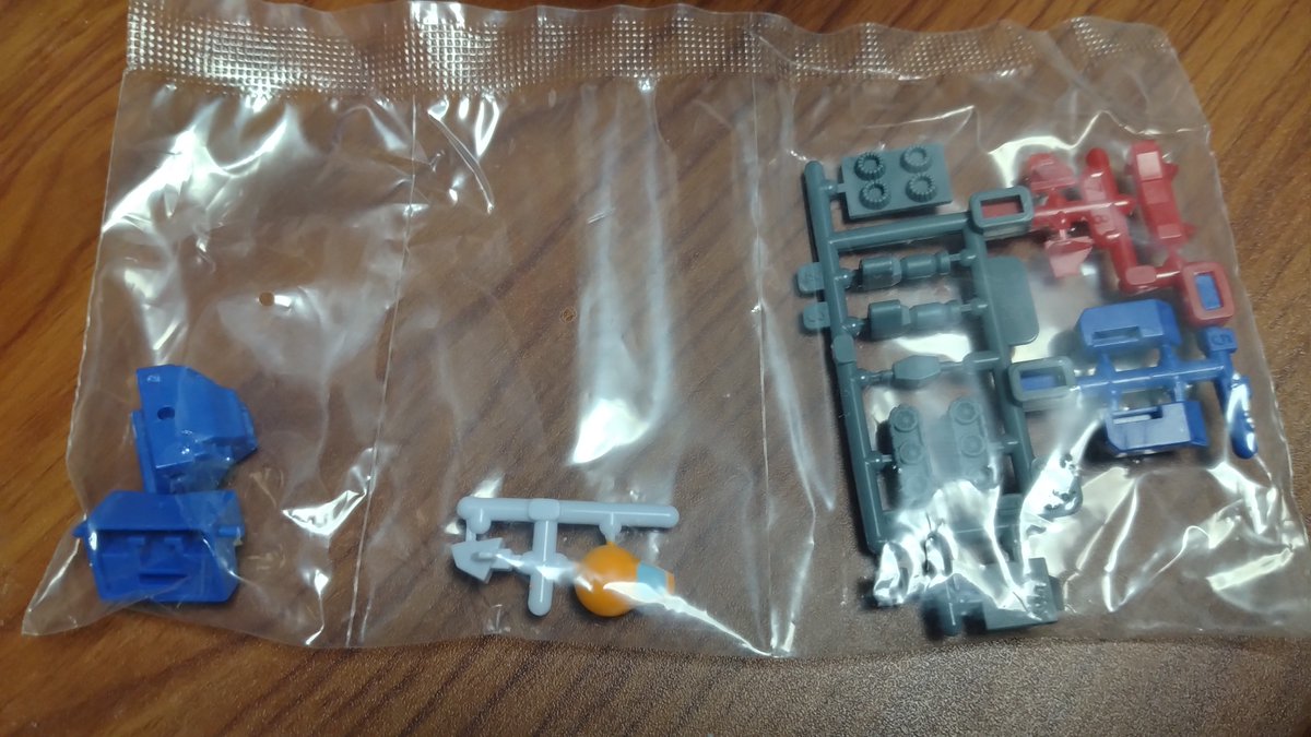 nimonowars's tweet photo. V作戦ビスケット
3つ買ってみると綺麗にガンダム特化で揃い踏み
キャノンかタンク引ければ程度に思っていたが予想以上の出来の良さに全部欲しくなる
後でヤスリも入れて丁寧に組みたい https://t.co/La2iXTdzuK