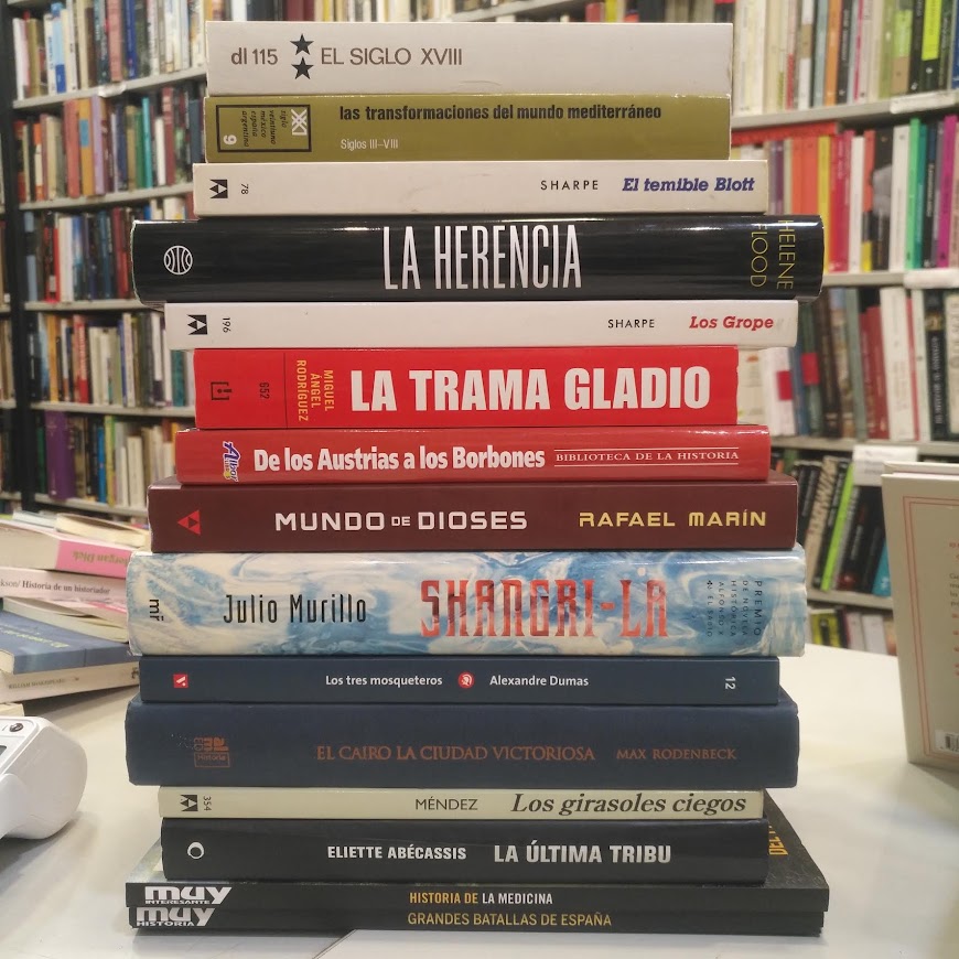 libreriapraga's tweet photo. Un #lodehoy de ayer, de reparación de persiana y #buenviajeEspaña.
¿Cuánto tardará en venderse Hamnet?
(Si todo va bien, luego os pongo otro).
(Si tenéis libros apartados sin recoger, por favor, venid antes de fin de mes).
..
#lodehoy
.
#Granada
#librería
#libros
#segundamano https://t.co/cZNjkA8tLg