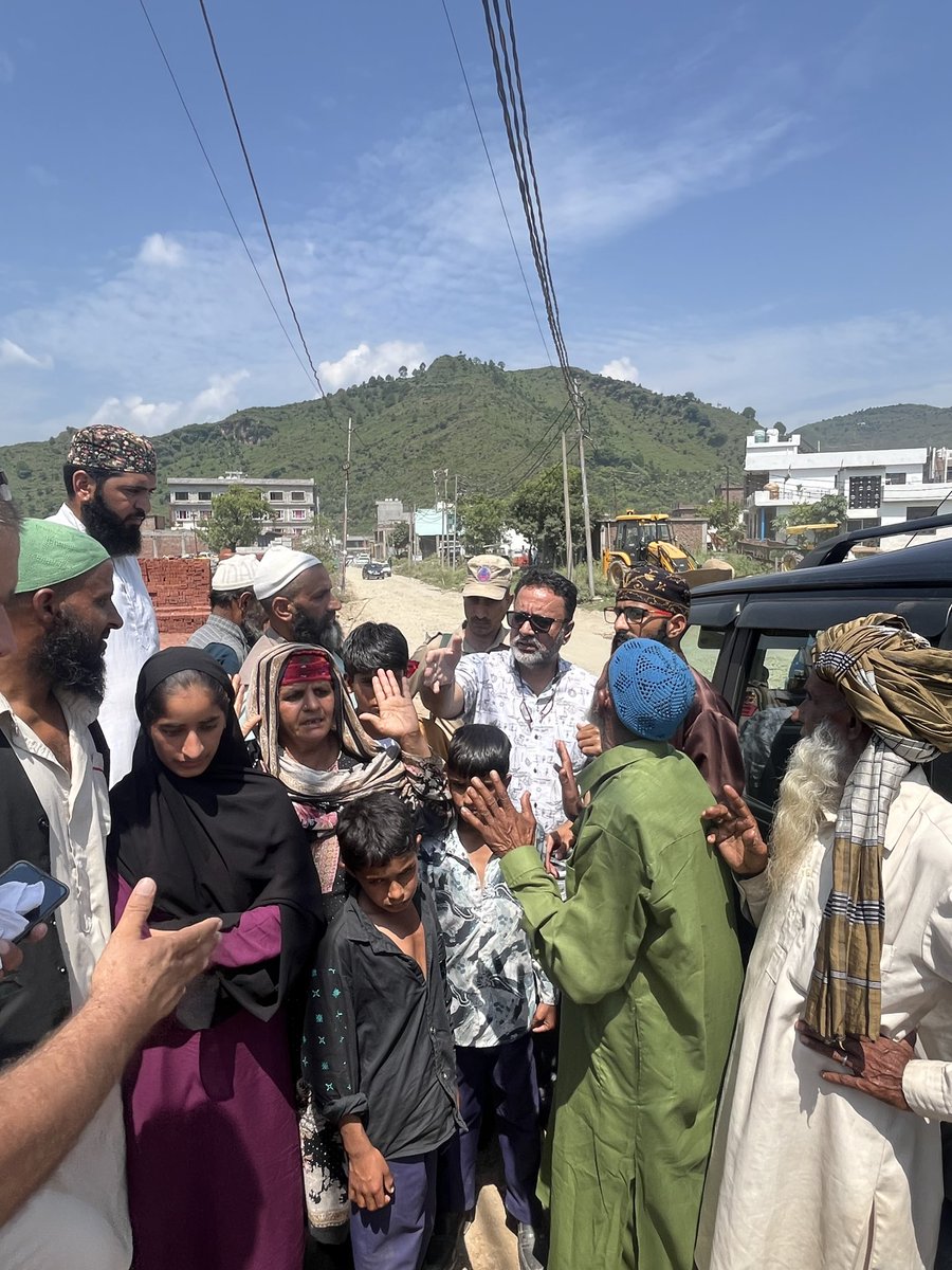 chzulfkarali's tweet photo. Met with the family of the late Mohd. Yaqoob of Gundi Badhal, who tragically lost his life under mysterious circumstances in Darhal, Rajouri, recently.

I urged @jkpoliceRajouri to conduct a thorough, fair, and impartial investigation into the incident and to ensure that those responsible are identified and brought to justice at the earliest. The bereaved family deserves truth, justice, and accountability.