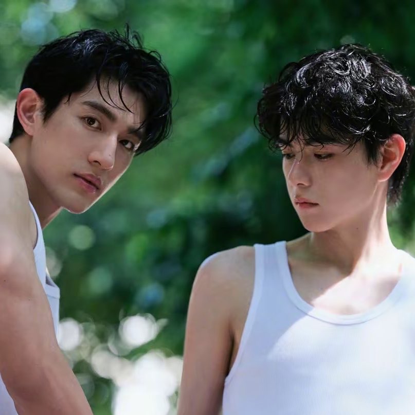 nanaxbls's tweet photo. These photos from the magazine immediately caught my attention!!! The way Elio looks at Ayden is just so soft and full of warmth🥹 It melts my heart every single time😭❤️
#DoubleHelix #aylio #AydenSng #LyuSitong #政瞳 #cbl https://t.co/SStbWhRVal