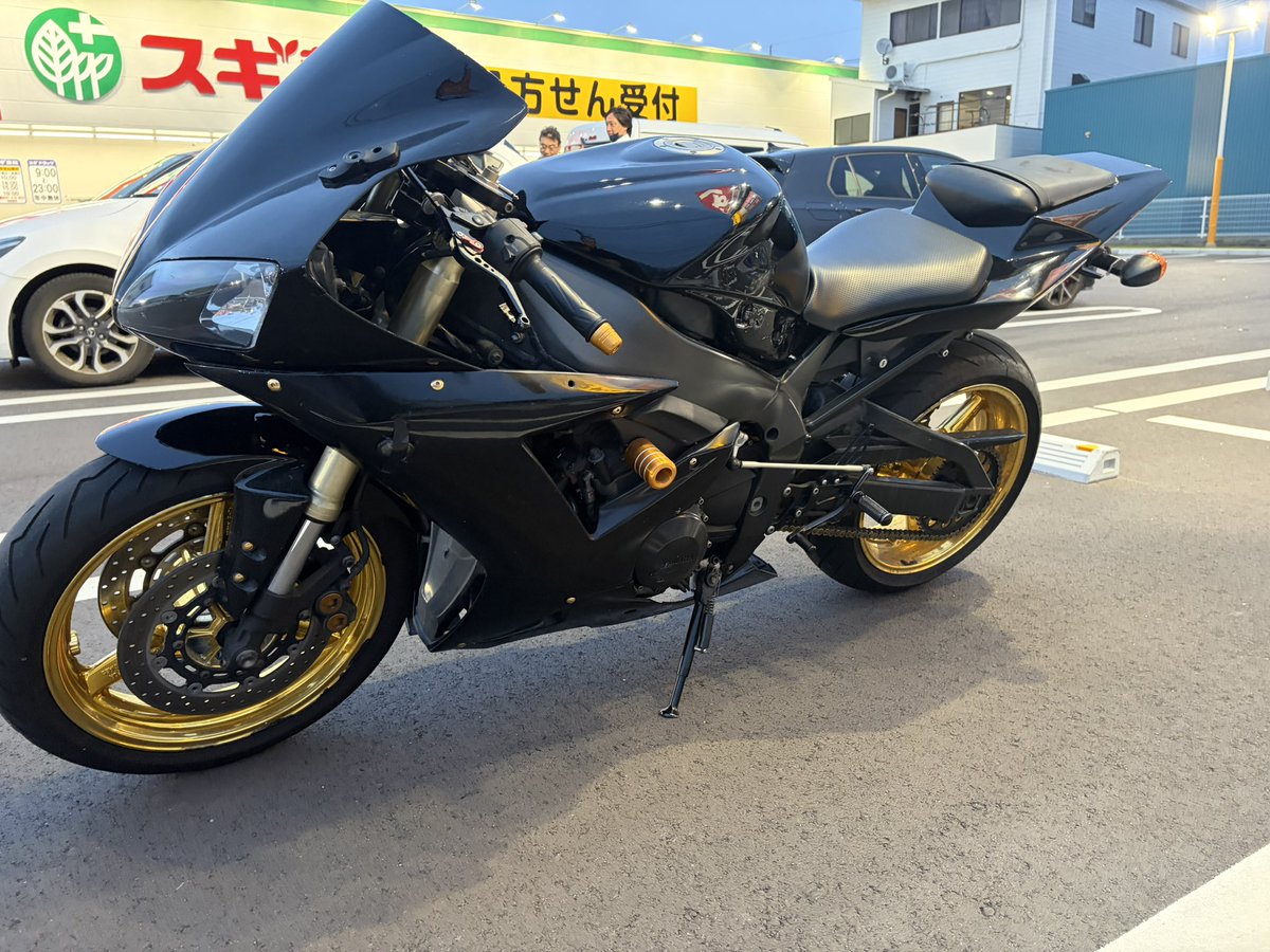 hase03t's tweet photo. YZF-R1 (5pw) 逆車
希望額:40万
走行距離 7,1000キロ
車検 R10年 3月
黒オールペン
社外バクステ
社外マフラー
純正マフラー
アッパーカウルワンオフ加工済

乗る時間なくて放置になっちゃうから誰か買ってください。
#バイク売ります https://t.co/2sMBjtsG9f
