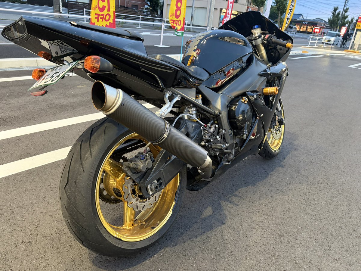 hase03t's tweet photo. YZF-R1 (5pw) 逆車
希望額:40万
走行距離 7,1000キロ
車検 R10年 3月
黒オールペン
社外バクステ
社外マフラー
純正マフラー
アッパーカウルワンオフ加工済

乗る時間なくて放置になっちゃうから誰か買ってください。
#バイク売ります https://t.co/2sMBjtsG9f