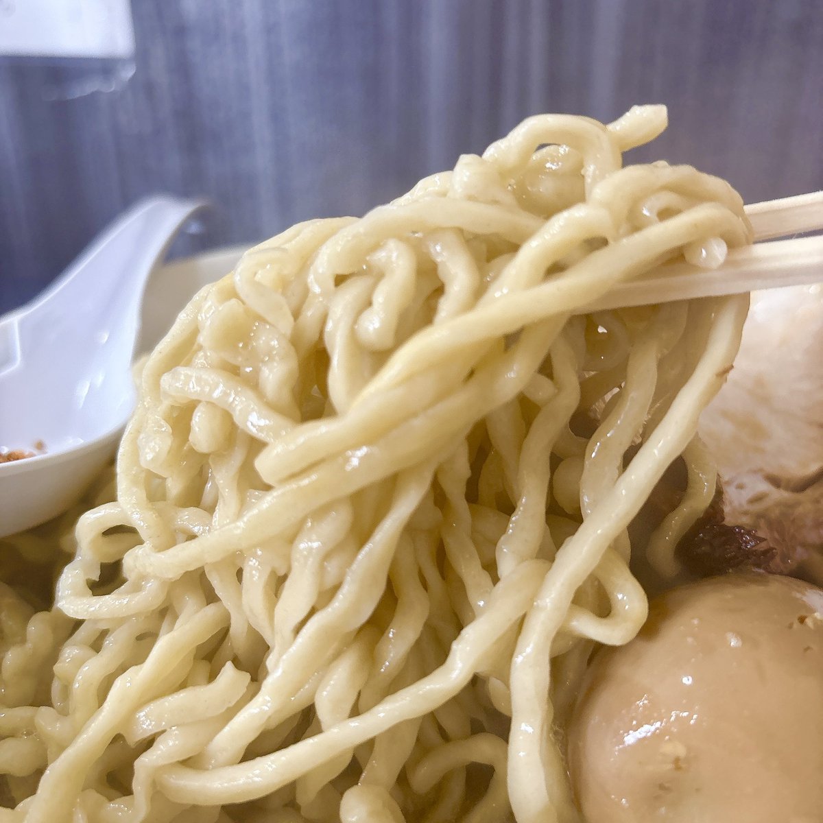 TK98164486's tweet photo. 自家製太麺渡辺

らー麺大 カラシ

暑くて暑くて熱いラーメン食べたくて
今日は南極へ

キンキンに冷えた店内で
アッツアツのラーメンはサイコー

しっかし毎日食べてもうめぇ😋 https://t.co/ovWSBkiudI