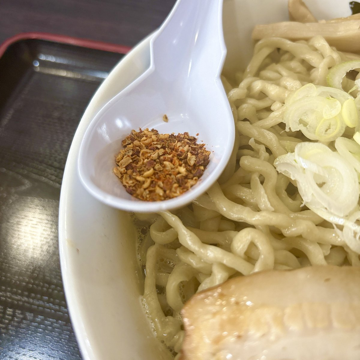 TK98164486's tweet photo. 自家製太麺渡辺

らー麺大 カラシ

暑くて暑くて熱いラーメン食べたくて
今日は南極へ

キンキンに冷えた店内で
アッツアツのラーメンはサイコー

しっかし毎日食べてもうめぇ😋 https://t.co/ovWSBkiudI
