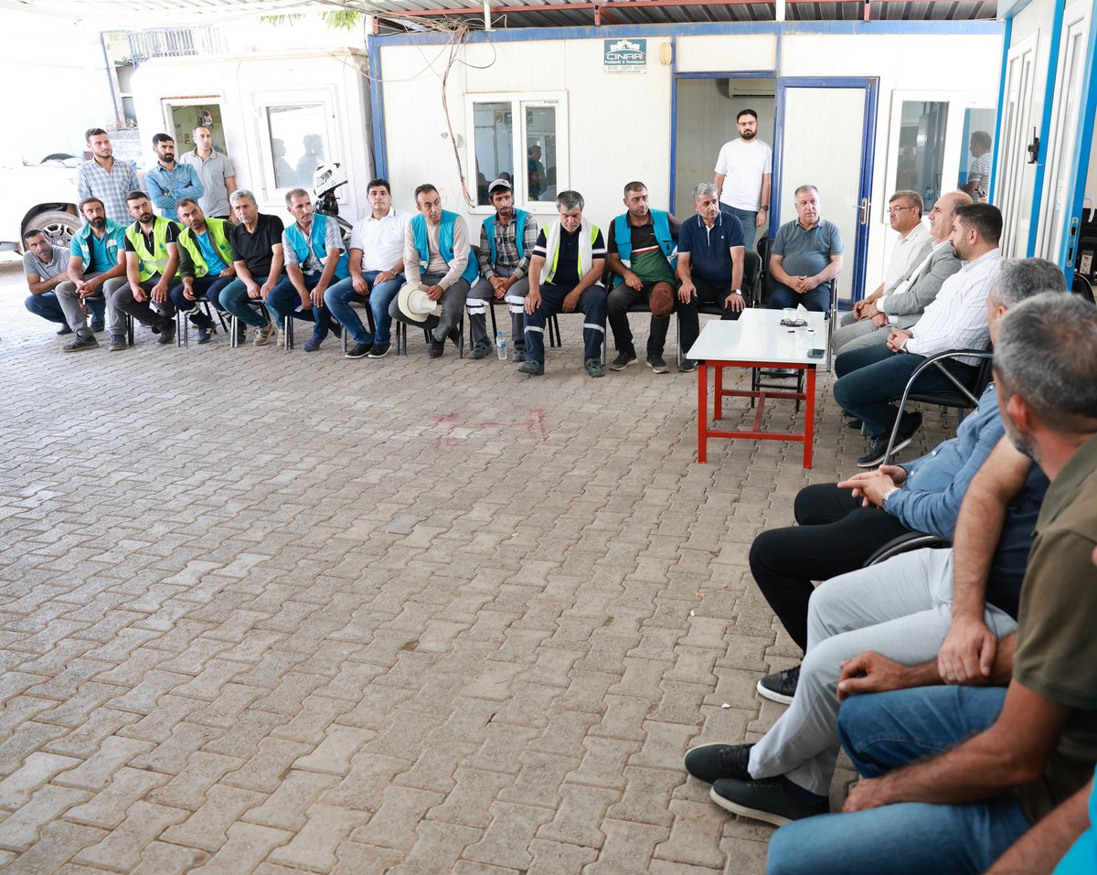 suskigm's tweet photo. Siverek📍

ŞUSKİ Genel Müdürümüz Emin İZOL, #Siverek ilçe birimini ziyarette bulunarak yürütülen alt yapı çalışmaları hakkında bilgi alıp sahada özverili bir şekilde çalışan personeller ile bir araya geldi. https://t.co/wKSTvVzrn6