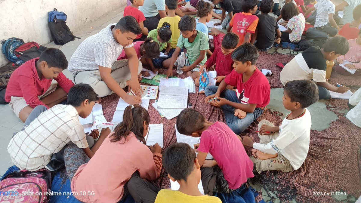 pypbihar's tweet photo. Youth volunteers of PYP Bihar are transforming lives at Rajendra Nagar Terminal, providing underprivileged children with free education, moral values, discipline, and hope—because true nation-building begins with शिक्षा +संस्कार 🌱
#बालसंस्कारशाला
#YouthForChange 
#PYPBihar https://t.co/yk8teKZ97k
