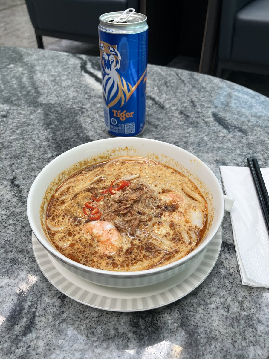 MitchMMighty's tweet photo. 只今、シンガポール🇸🇬のチャンギ空港ラウンジに滞在中。これから南アのヨハネスブルクに移動します。フライト✈️が長くて辛い… https://t.co/wtEaXaTy0u