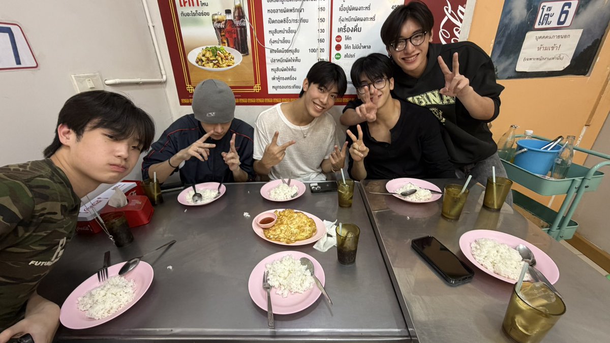 teammoooo's tweet photo. เมื่อคืนใจดีพาเพื่อนๆไปเลี้ยงข้าวหวังว่าจะอิ่มกัน😌 https://t.co/h8HXLTDK6I
