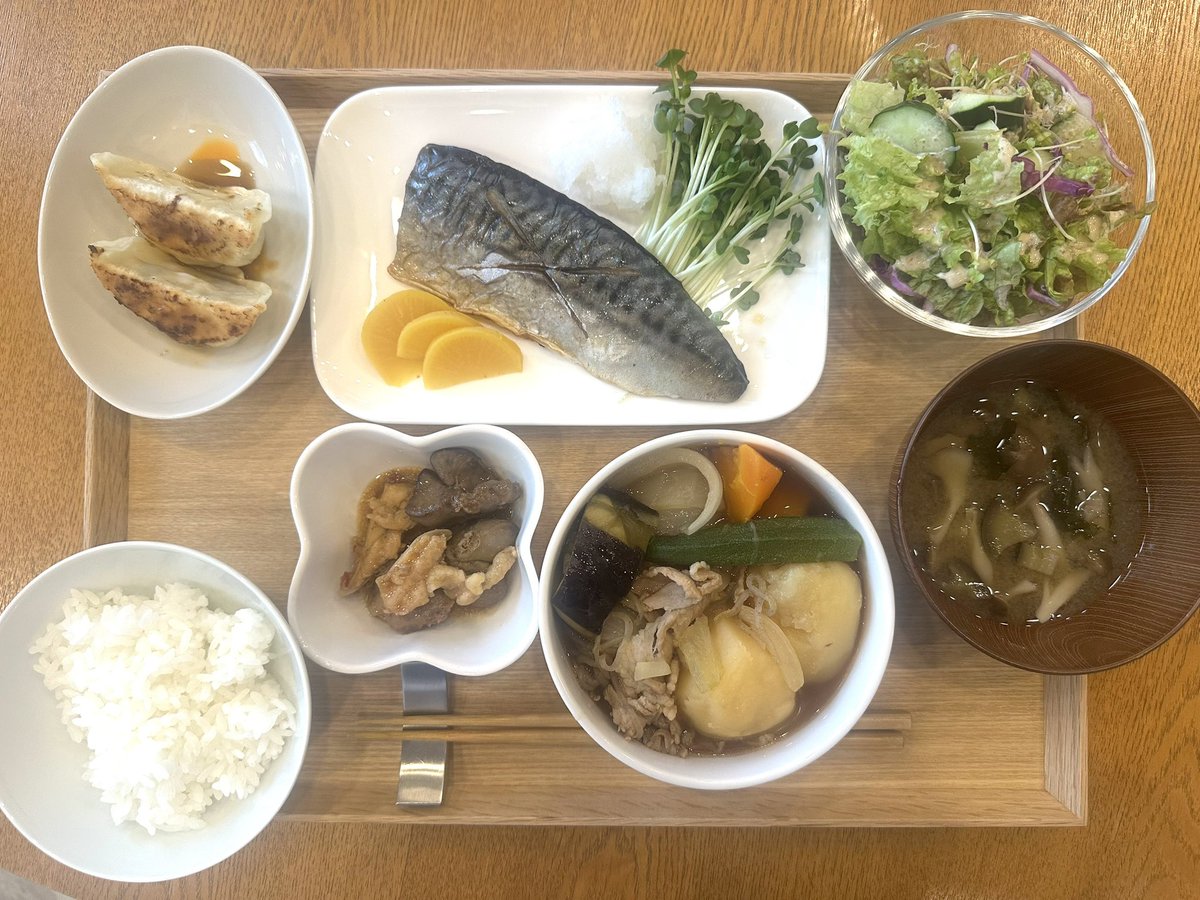 NARTIS_Design's tweet photo. 【ナルティス社員食堂 vol.792】
塩鯖、肉じゃが、鶏レバー＆軟骨煮、餃子、舞茸わかめ茄子のお味噌汁、サラダ。

本日の塩鯖、骨ナシ加工がされてました。どうやってやってるんだろう？と思い少し調べたら手作業なの？！すごい…

本日も美味しゅうございました♨️ https://t.co/cbcoOHoh9Q