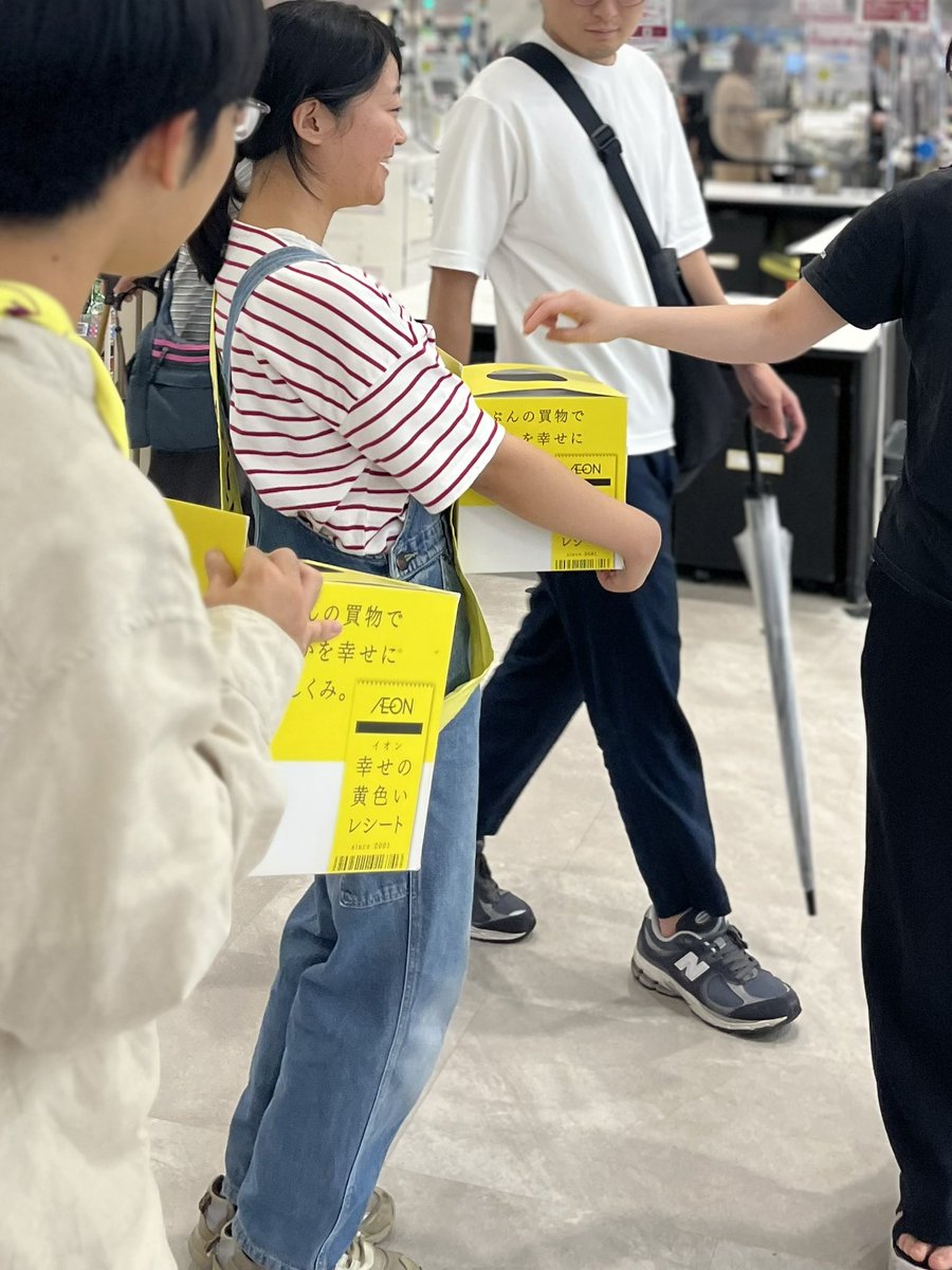 oden_circle's tweet photo. あつーい日は、
みんな大好きイオンモールへ

今日は、堂々と？カフェで一休み
なぜなら今日は…

幸せの黄色いレシートキャンペーン
の日だからねっ

#春から名大 
#春から金城
#春から名古屋
#ボランティアサークル
#幸せの黄色いレシートキャンペーン 

毎月11日には
ご協力お願いします！ https://t.co/S4O4DrFX1w