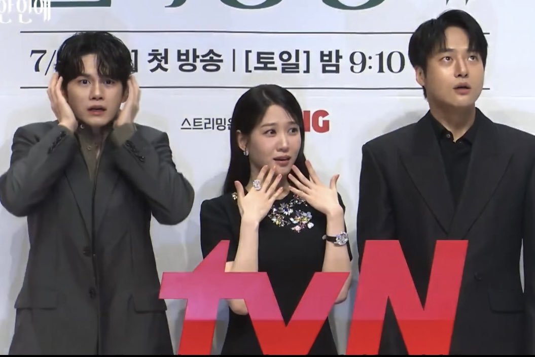 milktea_1023's tweet photo. Ong Seungwoo and Park Eunbin being a pro at posing while Yang Sejong looks like he's seeing a ghost at the studio, i'm dying of laughter 🤣 #SpookyinLove https://t.co/Zl90VT4Ems