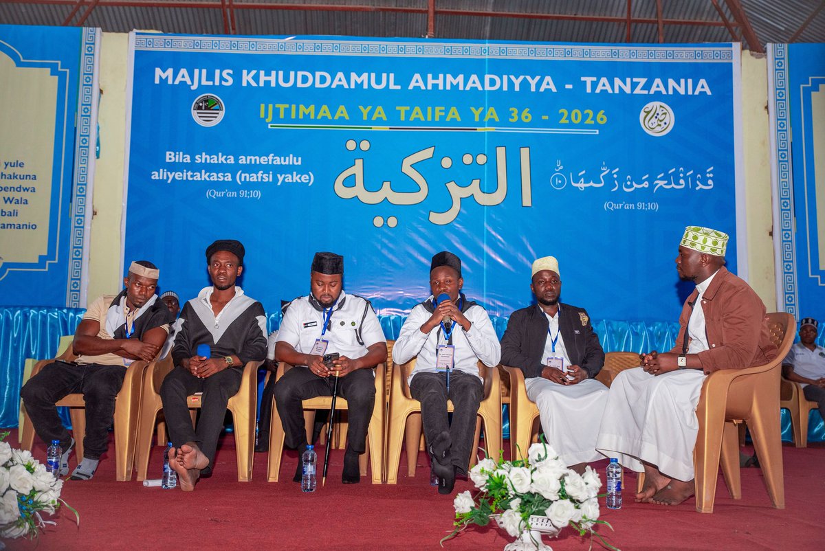 mkaghana's tweet photo. Images of Sadr Mulk 🇬🇭 and Muhtamim Atfal 🇬🇭 with Khuddam of MKA Tanzania at the MKA National Ijtema’a in Tanzania.
#MKAGhana #MKATanzania #NationalIjtemaa #KhuddamulAhmadiyya #Brotherhood #IslamAhmadiyya #MuslimYouth #OneUmmah https://t.co/oGmaucOQxD