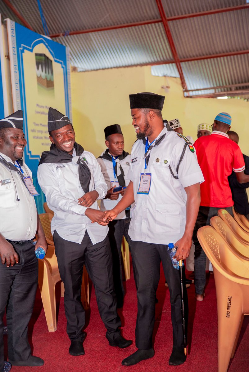 mkaghana's tweet photo. Images of Sadr Mulk 🇬🇭 and Muhtamim Atfal 🇬🇭 with Khuddam of MKA Tanzania at the MKA National Ijtema’a in Tanzania.
#MKAGhana #MKATanzania #NationalIjtemaa #KhuddamulAhmadiyya #Brotherhood #IslamAhmadiyya #MuslimYouth #OneUmmah https://t.co/oGmaucOQxD