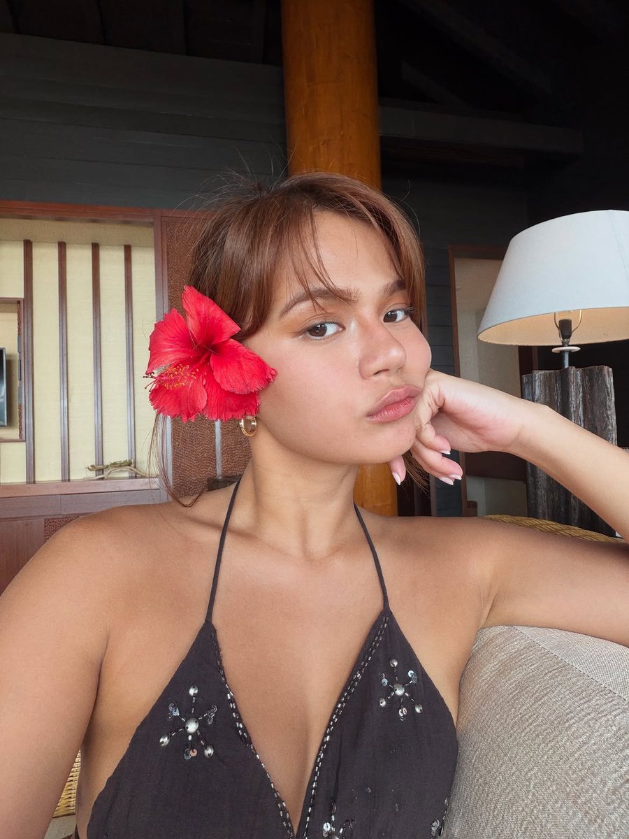 NewsKoPH's tweet photo. SLAY ang face card ni Maris Racal sa kanyang latest photos sa IG.

"Cuchi 🌺," sey niya sa post.

📸 : @mariesteller / IG

Sundan: https://t.co/cPs5DJ6wL9 https://t.co/ApcnjNc6h2
