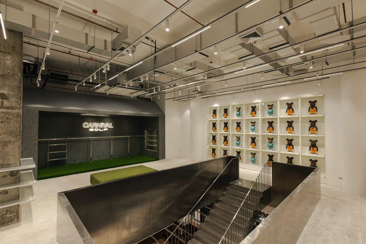nnuuttz's tweet photo. พึ่งรู้ว่าบันไดของร้าน Carnival สาขา One Bangkok ราคาประมาณ 1.7 ล้านบาท https://t.co/0uCNGF3oUk