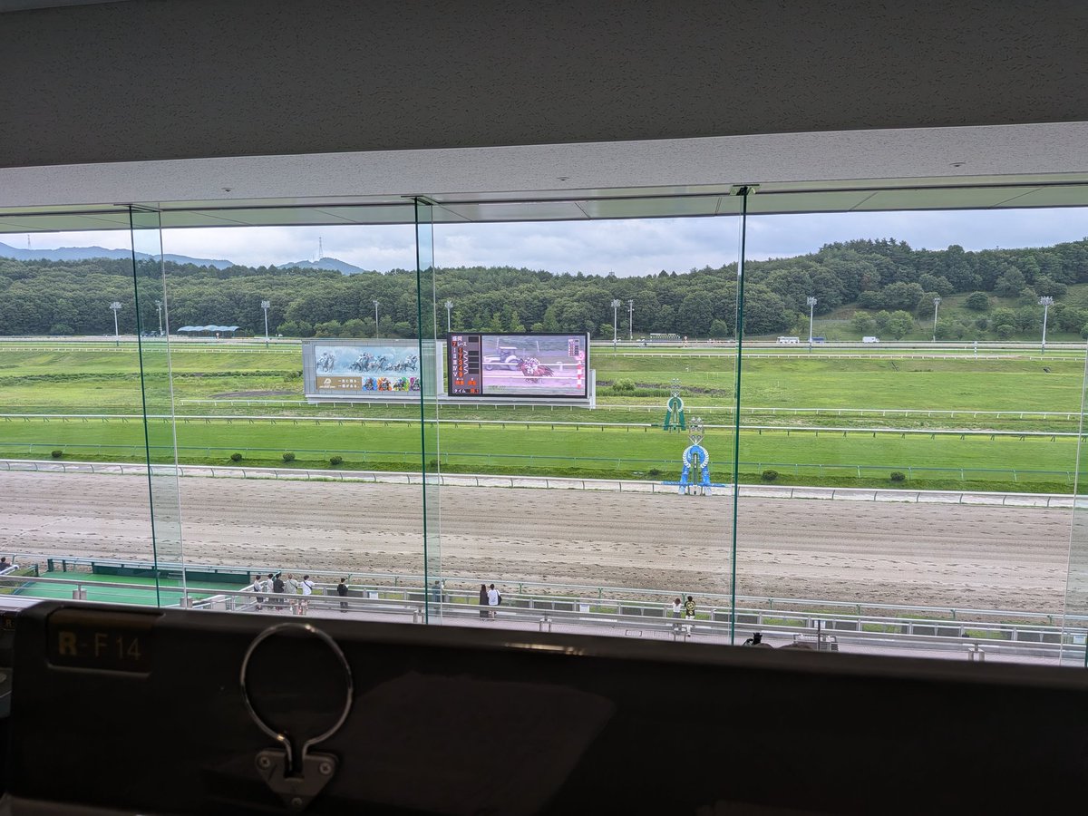 fuyushou's tweet photo. 盛岡競馬場にこれた〜
広いし設備も綺麗や
名物のジャンボ焼鳥メッチャ美味しい
あとは馬券がどうなるか… https://t.co/sK8ASwNtZU
