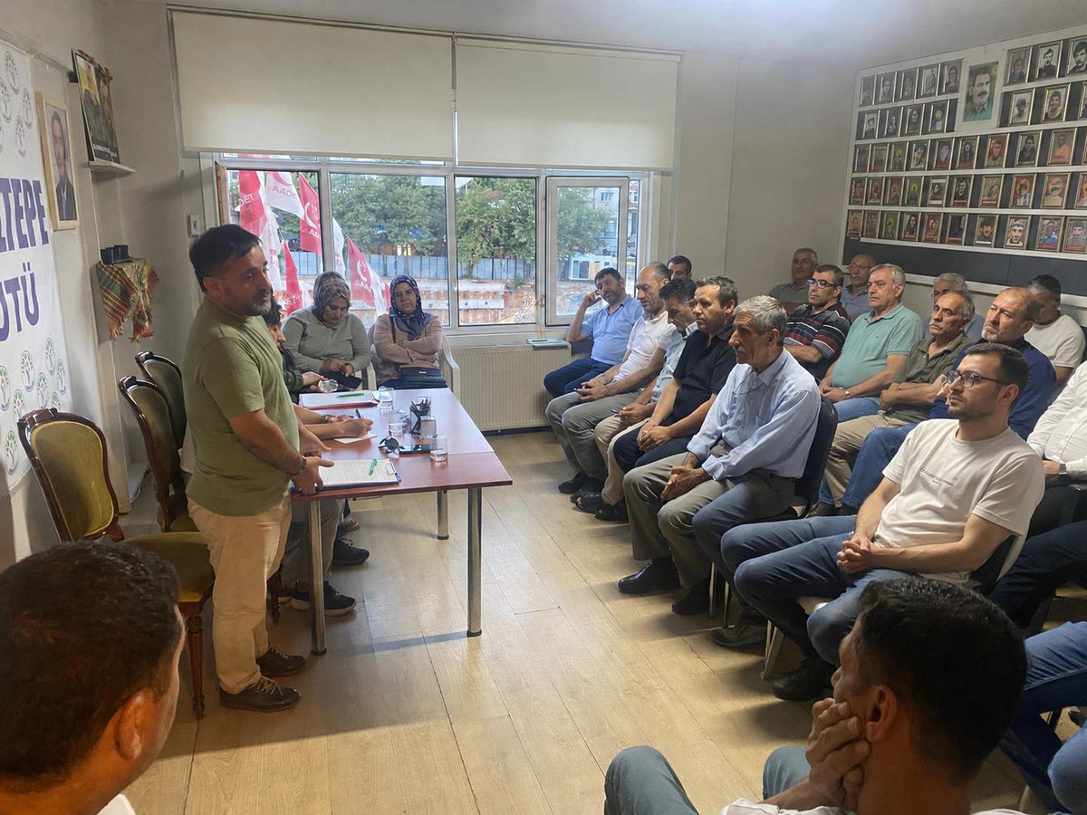 DemMaltepe's tweet photo. 20 Eylül'de gerçekleştirilecek Genel Kongremiz öncesi ilçe örgütümüzde "Demokratik Cumhuriyet İçin Özgür ve Örgütlü Toplum" şiarıyla halk toplantısı gerçekleştirdik. 
Barış süreci ve demokratik cumhuriyet konuları üzerinde halkımızın görüş ve önerilerini aldık. https://t.co/QOrIRG4cu2