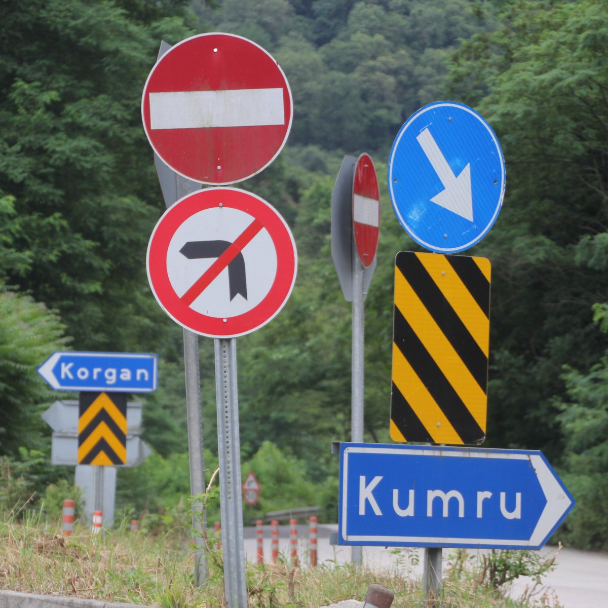bosunatiklama's tweet photo. Ordu'da 29 trafik tabelası bulunan kavşak: https://t.co/CfxaWzgt69