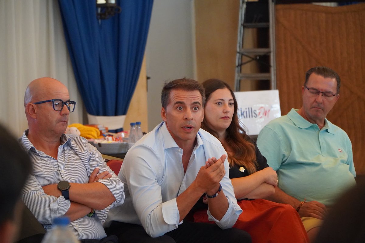 juventudclm's tweet photo. 🚀🌱 Castilla-La Mancha prevé superar este año el récord de 3.000 titulaciones de monitoras y monitores de actividades juveniles. Una apuesta por la formación, el empleo joven y el desarrollo de competencias para el futuro 

🔗 https://t.co/QrSkeOcORZ

#DeportesCLM https://t.co/RTu6aFgnWD