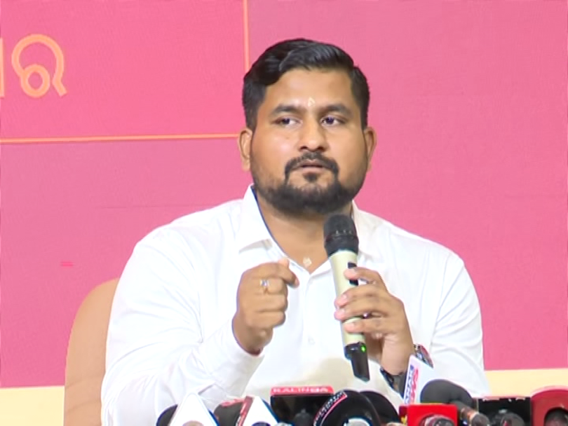 otvkhabar's tweet photo. #SOP_ଘୋଷଣା_କଲେ_ଉଚ୍ଚଶିକ୍ଷା_ମନ୍ତ୍ରୀ
-ଉଚ୍ଚଶିକ୍ଷା ମନ୍ତ୍ରୀ ସୂର୍ଯ୍ୟବଂଶୀ ସୂରଜଙ୍କ ପ୍ରେସମିଟ୍
-କେଜିରୁ ପିଜି ମାଗଣା ଶିକ୍ଷା ବ୍ୟବସ୍ଥା SOPକୁ ନେଇ ମନ୍ତ୍ରୀଙ୍କ ସୂଚନା
-ଆର୍ଥିକ ଅନଗ୍ରସର ଯେପରି ଉଚ୍ଚଶିକ୍ଷାରକୁ ବଞ୍ଚିତ ନହେବେ ସେଥିପ୍ରତି ଗୁରୁତ୍ୱ
-ଗୁଣାତ୍ମକ ଶିକ୍ଷା ସମସ୍ତଙ୍କ ପାଖରେ ପହଞ୍ଚାଇବା ସରକାରଙ୍କ ମୁଖ୍ୟ ଲକ୍ଷ୍ୟ
-ପ୍ରଫେସନାଲ କୋର୍ସକୁ ଏଥିରୁ ବାଦ୍‌ ଦିଆଯାଇଛି
-ଏବର୍ଷ ରିଆଡମିଶନ SAMS  ମାଧ୍ୟମରେ ହେବ
-ଯେଉଁ ପିଲା ଆଡମିଶନ ବେଳେ ଟଙ୍କା ଦେଇଛନ୍ତି ଫେରସ୍ତ ପାଇବେ
-କୌଣସି ଶିକ୍ଷାନୁଷ୍ଠାନ ମନଇଚ୍ଛା ଫି' ବୃଦ୍ଧି କରିପାରିବେନି
#FreeEducation #SuryavanshiSuraj #SOP #Sams #Admissionfee #Odisha #OTV