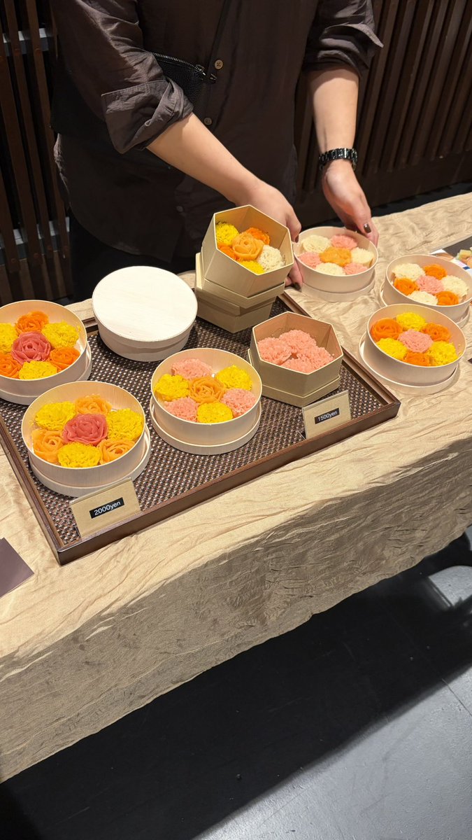 ma_yu__s2's tweet photo. 先輩のクライアントさんにご挨拶しに来ました!!
料理代行の事業をされている方です✨

カラフルでインスタ映えですね🥰 https://t.co/no7PhaKZ0f