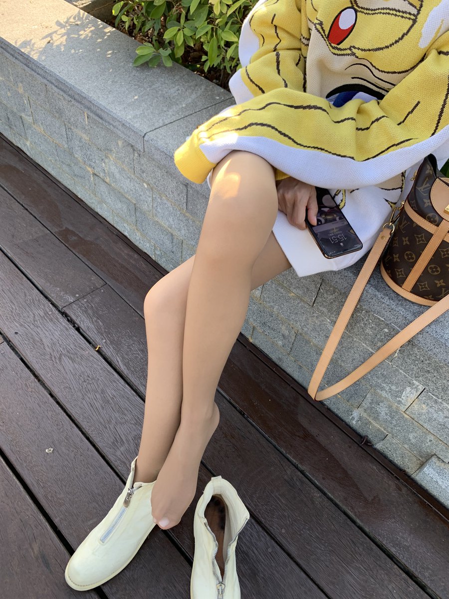 aojiaoxiaowanzi's tweet photo. 他们说这脚看着都觉得臭
#原味絲襪 https://t.co/Rd9HhwSsDg