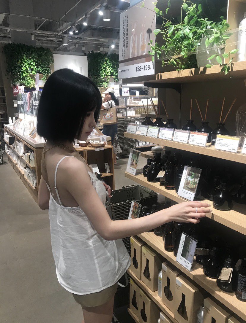 juicypeaches28's tweet photo. 大學畢業女生一枚～
目前單身
從事醫美工作
但是目前休假中-.-

有興趣的話請「點♥ +1」
或直接私我喔～

年齡不是問題，心態年輕最重要！ https://t.co/7Lb7vD64iW