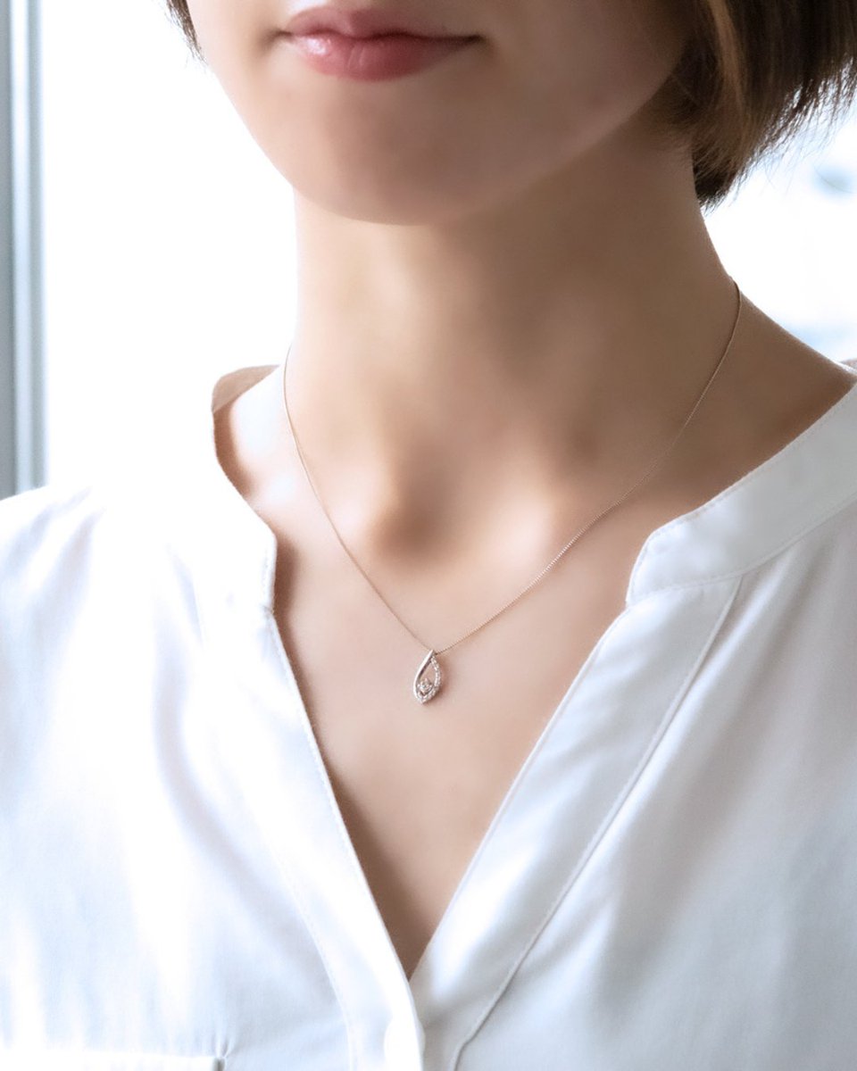 accessory_PePe's tweet photo. リーフモチーフに大小のダイヤモンドを贅沢にあしらった特別なネックレス。
白く美しい輝きを放つプラチナと、まばゆいダイヤの煌めきが胸元を上品に彩ります。

https://t.co/kiMHpPC04V

#アクセサリーぺぺ
#プラチナネックレス
#ダイヤモンドジュエリー
#リーフ型ネックレス
#���褒美ジュエリー https://t.co/zKPQjX4Xt7