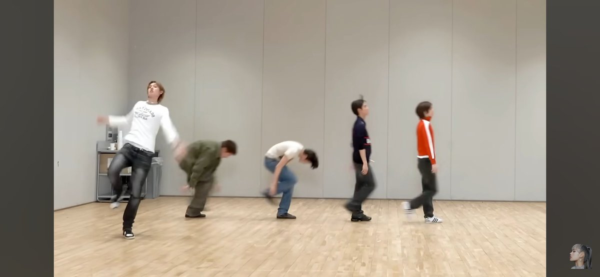 gamjatog1's tweet photo. 개웃긴 꿈을 꿨음 코르티스 새멤버를 뽑는데 전세계 사람들이 다 신청을함 
그래서 전세계 사람들이 다모여서 레드레드를 췄음 근데 친구들 다모아서 동네한바퀴? 어쩌구 하면서 쭈르륵 서서 일어나는 안무있잖음
그 파트에서 사람이 안끊기고 계속 일어나서 그 노래파트만 나왔음 나태지옥처럼 https://t.co/MrgK2frT9H
