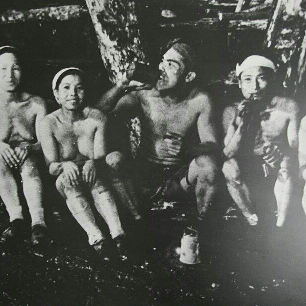 Segah02457547's tweet photo. >>この国にベビーブームがあったのは専業主婦がいたから

これは大嘘で、第一次ベビーブーム（1947-1949）期の日本は夫婦共働きが基本でした。炭鉱労働などの重労働の場に女性がいることも珍しくなかったですし、工場労働にも女性は参加してた。専業主婦が一般化したのは出生率がだいぶ落ち込んでから https://t.co/ppgr5Y8Zda