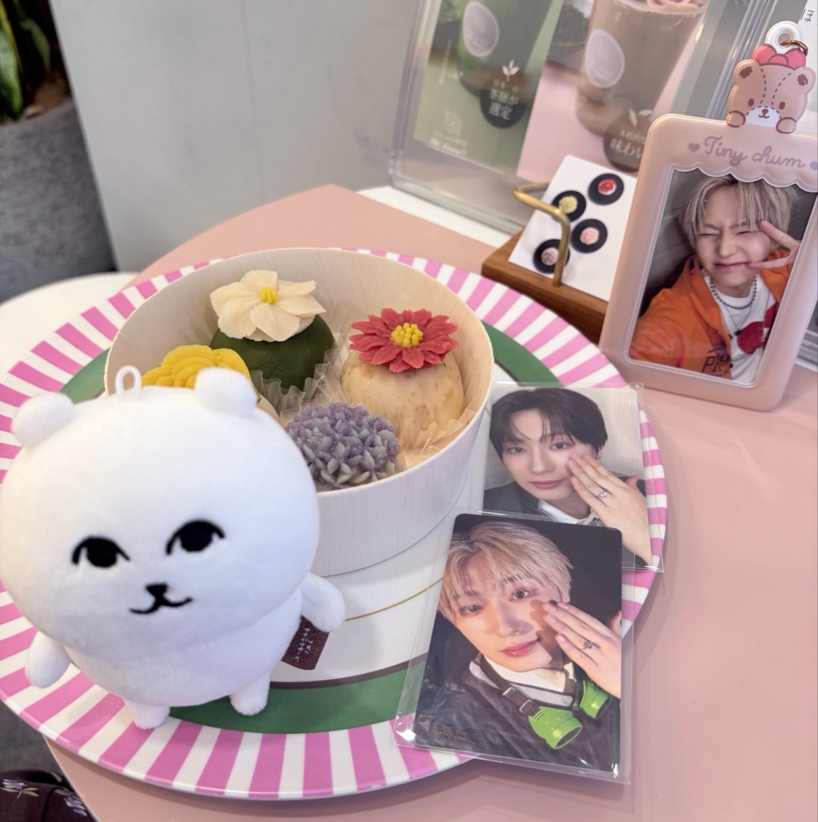 kuma96_be's tweet photo. Oh!huggy!!世田谷店にやっと行けました〜！おはぎ予約できてない民だったので抹茶ラテだけ頂こうとしたら、テディーズと知って急募ご好意で作って下さって…😭😭バラも赤🌹じゃなくてごめんね〜ってわざわざ言いに来て下さってずっと優しくて頭上がらなかった https://t.co/psfEGZGo92