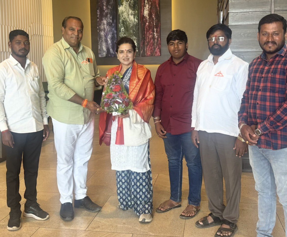 ShainaNC's tweet photo. पालखी वारी निमित्त सदिच्छा भेट घेतली. यावेळी श्री राजकुमार हिवरकर पाटील जिल्हाप्रमुख शिवसेना भारतीय जनता पार्टीचे युवा नेते मनोज जाधव  माळशिरस तालुकाप्रमुख तानाजी भोळे पाटील विद्यार्थी सेनेचे शिवदत्त भोळे पाटील दहिगाव चे शाखाप्रमुख दत्ता बोडरे आदी उपस्थित होते.@Shivsenaofc @mieknathshinde @DrSEShinde @drjyotiwaghmare
