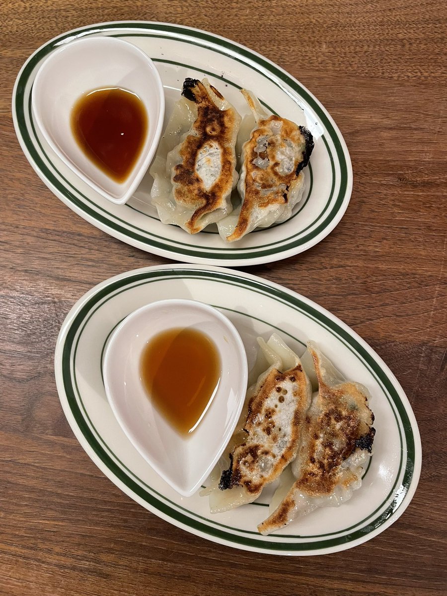 underground_628's tweet photo. 🍴アングラのフード紹介🍴

・クミン香るアングラ餃子
・しそ餃子

クミンはモルトビネガー、しそは酢醤油で提供します🥟
餃子もアングラの看板商品のひとつです✨
スタッフが全部包んでいます😌

クミン・しその香りが良く、ジューシーな餡ともちもちな生地が最高！ビールがとても進みます🍺 https://t.co/HU1kaw4Qe5