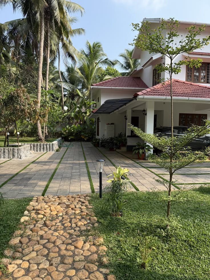 _OvalDesigns's tweet photo. Now this is sustainable luxury...

not those unhabitable lekki-fied hot white boxes Nigerian developers build all over the places.

Our house should have some of these sustainable features:
Large shaded windows
Courtyard
Deep Cantilevers/Eaves 
Shading
Trees and greenery https://t.co/pRTtTu1j6N