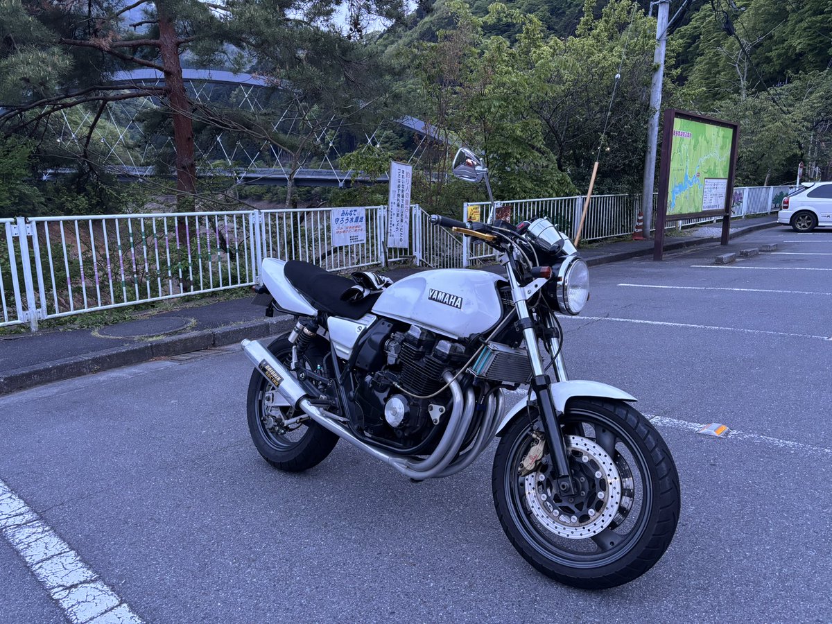 unknownrgl's tweet photo. 【拡散希望】
バイクが盗まれました
どんな情報でも構いません
車種：YAMAHA XJR400 
場所：東京都立川市
皆様のお力添えをお貸し下さい…7/10あたりから行方不明です。
左側タンクステッカーはエンブレムではなく黒シール、ダイシンフルエキが特徴だと思います。

#拡散希望 #バイク盗難 #車両盗難 https://t.co/KYroFWDhnW