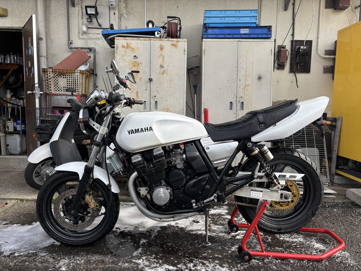 unknownrgl's tweet photo. 【拡散希望】
バイクが盗まれました
どんな情報でも構いません
車種：YAMAHA XJR400 
場所：東京都立川市
皆様のお力添えをお貸し下さい…7/10あたりから行方不明です。
左側タンクステッカーはエンブレムではなく黒シール、ダイシンフルエキが特徴だと思います。

#拡散希望 #バイク盗難 #車両盗難 https://t.co/KYroFWDhnW