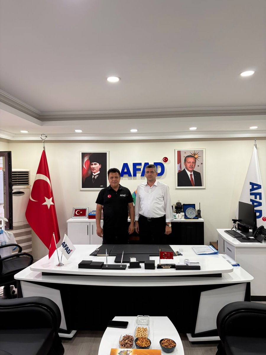 BayndrMemurSen's tweet photo. Kocaeli'deki ziyaretlerinin ardından teşkilat çalışmalarını Yalova'da sürdüren Genel Başkan Yardımcımız Levent Tosun, Yalova AFAD İl Müdürü Cem Erdoğan'ı makamında ziyaret etti.

Gerçekleştirilen ziyarette sendikal gündem, kurum çalışmaları ve çalışanların beklentilerine ilişkin değerlendirmelerde bulunularak karşılıklı istişareler gerçekleştirildi.

Daha sonra AFAD personeliyle bir araya gelen Tosun, sendikamızın elde ettiği kazanımlar, yürüttüğü çalışmalar ve hedefleri hakkında bilgilendirmeler yaptı. Personelin talep ve önerilerini de dinleyen Tosun, çalışanlarla görüş alışverişinde bulundu.

Ziyaretlere Memur-Sen Yalova İl Başkanı Halil İbrahim Özer ile Bayındır Memur-Sen Yalova İl Başkanı Osman Ata da katıldı.