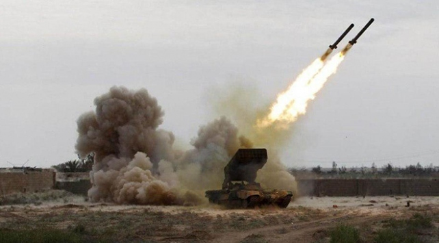 _tevhidgundemi's tweet photo. Husiler ile Suudi Arabistan Arasında Ateşkes Bozuldu

🔻Yemen'deki İran destekli Husiler, Sana Uluslararası Havalimanı'na düzenlenen saldırıdan Suudi Arabistan'ı sorumlu tutarak misilleme saldırısı gerçekleştirdi.

🔻Husiler, Abha Uluslararası Havalimanı'nı füze ile hedef aldıklarını açıklarken, Suudi Arabistan füzelerin hava savunma sistemleri tarafından etkisiz hale getirildiğini duyurdu. Karşılıklı saldırılarla birlikte, Suudi Arabistan ile  Husiler arasında 2022'den bu yana korunan ateşkes bozulmuş oldu.