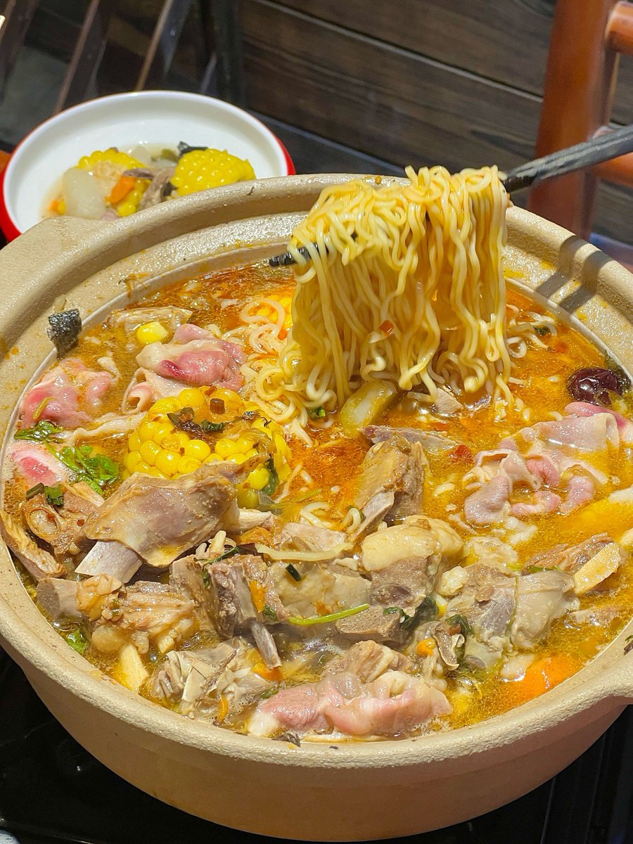 iuiUEYPBvXIXz0o's tweet photo. It’s 11pm at the tiny late-night eatery. The steam from a bowl of hot miso soup curls up under the dim lamp, and the only sounds are chopsticks tapping gently and soft laughter from the regulars. https://t.co/rWyZFc23E7
