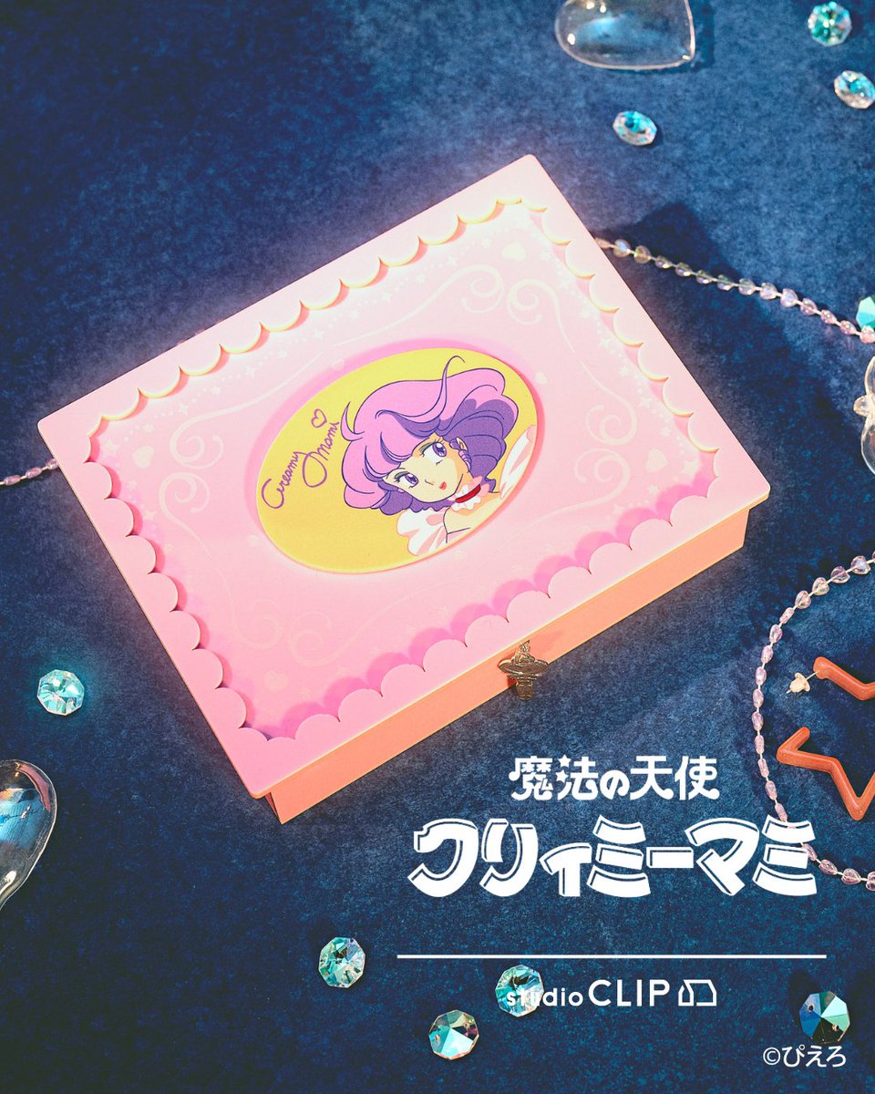 studio_clip's tweet photo. 【80年代に日本中の女子をトリコにした「魔法の天使クリィミーマミ」と初コラボ！】
スタジオぴえろが制作したテレビアニメ「魔法の天使クリィミーマミ」との初コラボレーションアイテムが登場！
クリィミーマミの世界観を表現したパステルカラーを基調としたアイテムが勢揃い。

第一弾発売日：
2026年７月16日（木）10：00～
※実店舗は店舗の営業時間に準ずる
※アイテムにより発売開始時期,展開店舗が異なります。
詳細は7/16以降公開されるショップニュースをご覧ください。