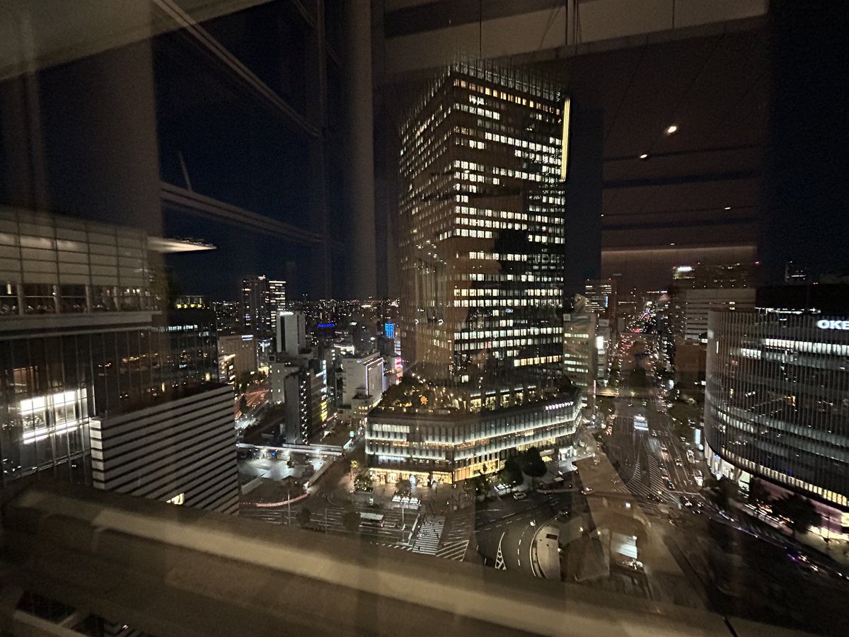 Sement_mg's tweet photo. 名駅からの夜景と、窓に少しうつるあたし
※うごくあたしリスペクト https://t.co/nHRoAKiryQ