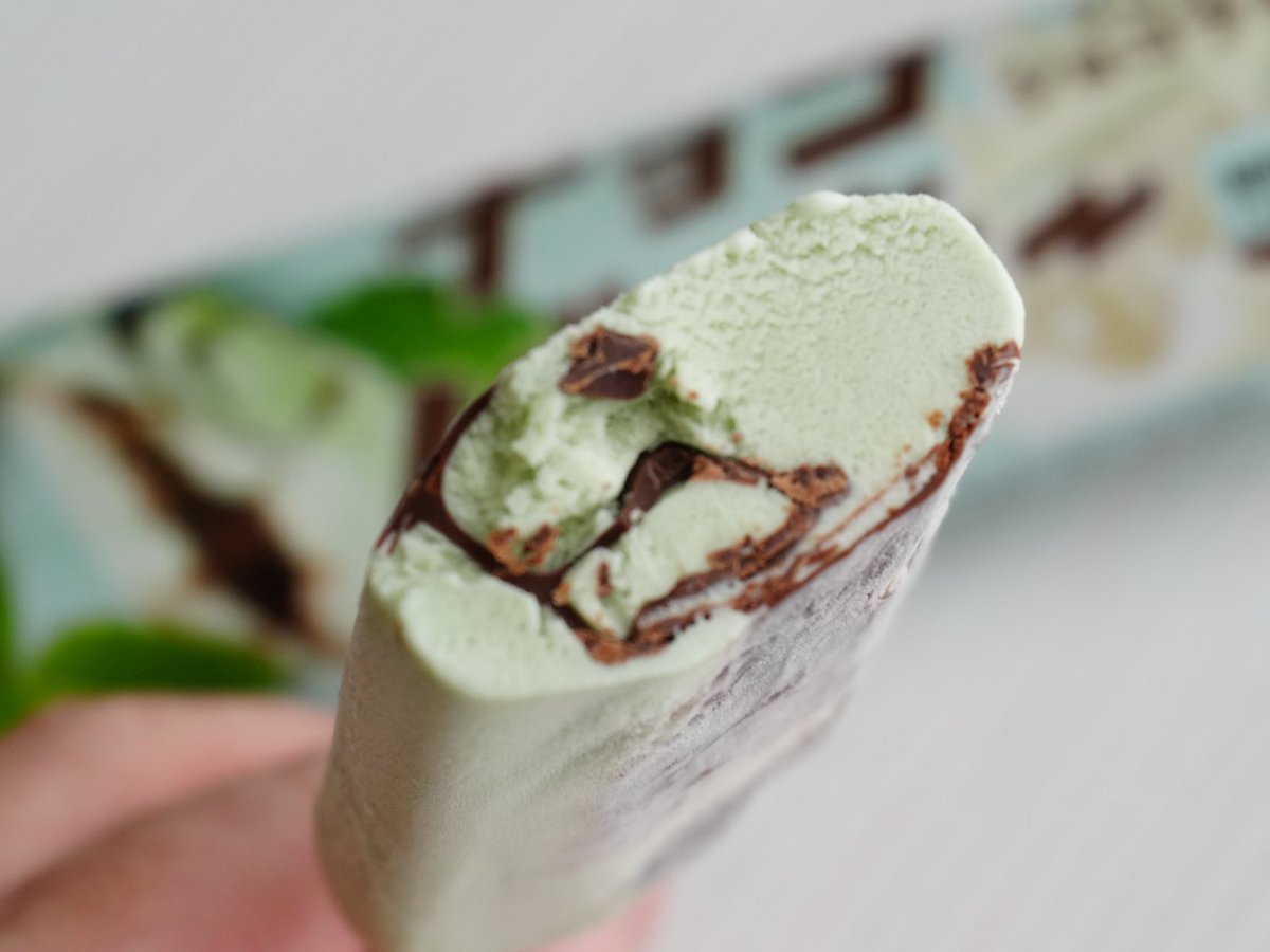 chocokuncom's tweet photo. ローソンで発売中！シャトレーゼの『チョコバッキークリーミーショコラミント』。濃厚でクリーミーなアイスに、爽やかなミントの風味。チョコのコクとミントの清涼感がバランス良く、クリーミーな食感が心地イイ。チョコバッキーらしい食感も楽しめ、夏の暑さを吹き飛ばすリフレッシュ感が抜群 https://t.co/PGKxRRAp0z