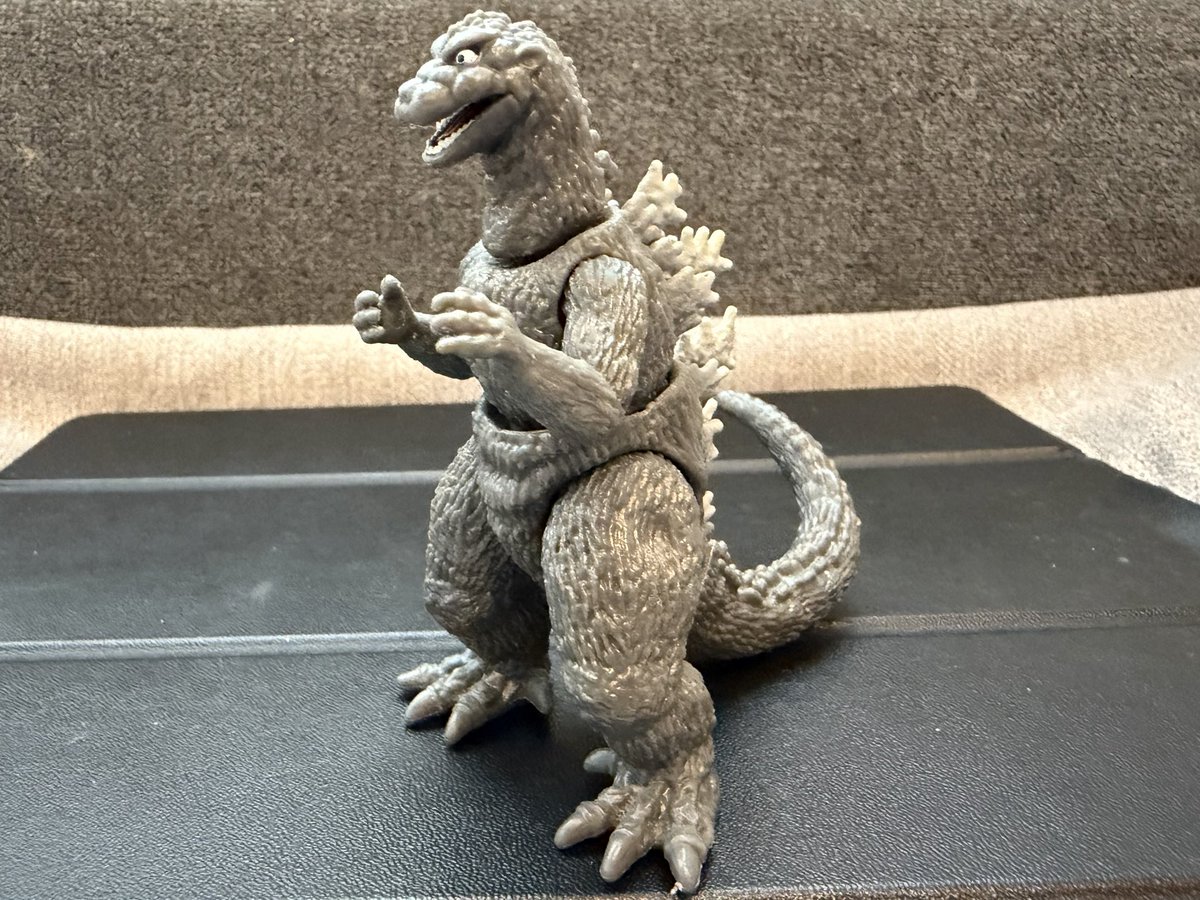 godzimism's tweet photo. 全ての始まり

息子がそう想いを込める初代ゴジラ

ゴジバーストで背びれの数や
赤い口の中まで細かく再現
力強い腕に、着ぐるみのたるみまで表現！
躍動感ある尻尾で、あのポスターのポーズも決まります

アンギラスと対峙させてみたら、
戦いよりも、どこか哀愁を感じました
#ゴジラ #ゴジバースト https://t.co/735tFdmKRh