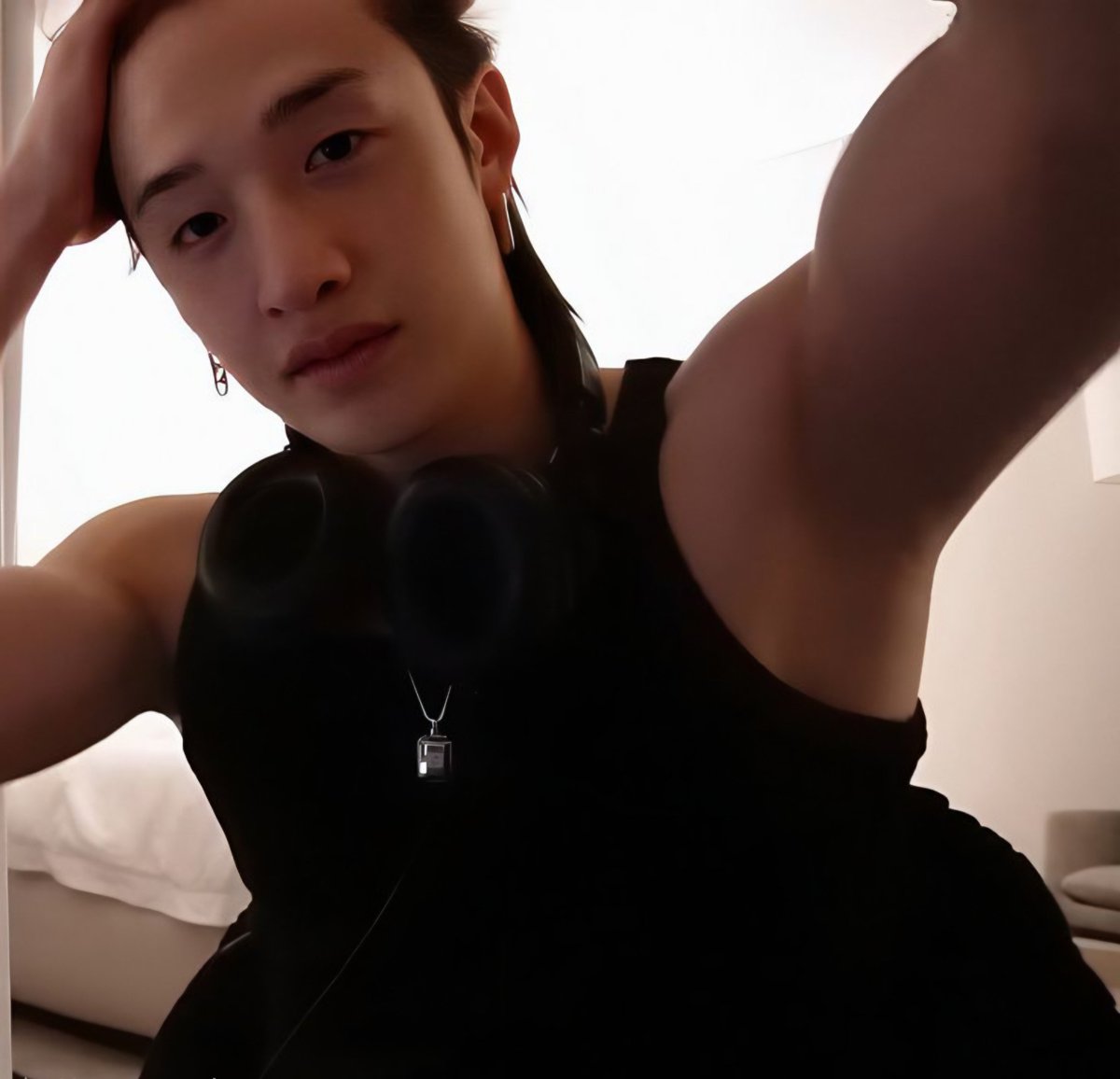 astraystay8's tweet photo. My meal of the day: bare-faced Chan with a side of biceps 🙂‍↕️ https://t.co/FNUfkUihLC