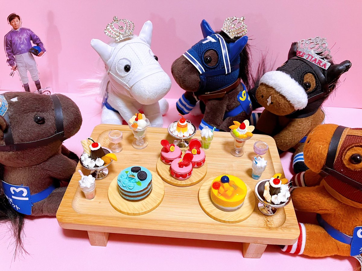 pupunyan6826's tweet photo. #セレクトセール も終わったし久しぶりに女子会🍰

乙女達「キャッキャッ☺️」

#ユーバーレーベン 「誰かこっち見てる👀」

#ソダシ 「ゆたぽんだ！」

#アーモンドアイ 「どしたの？」

#ラッキーライラック 「何があったの？」

#デアリングタクト 「話聞くよ👂」

つづく

#武豊 騎手 https://t.co/3kuRD61l2T